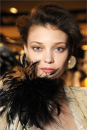 Un makeup ispirato alla Hollywood anni Trenta, ma dai toni nude moderni