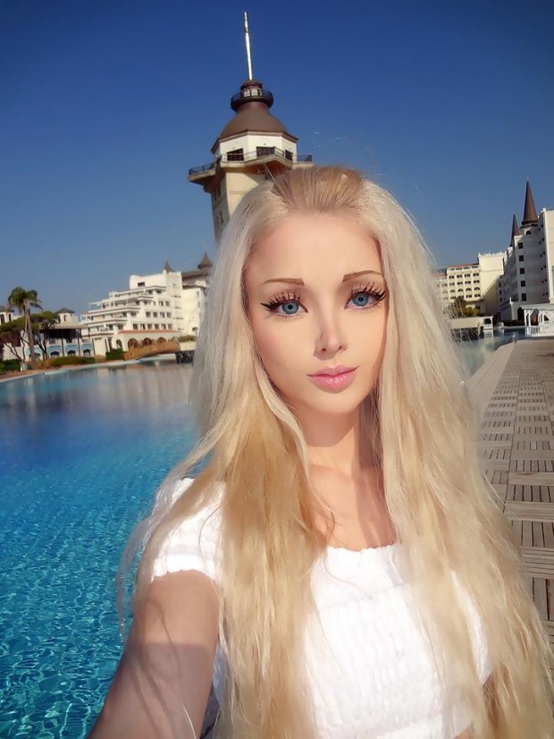 Real-life-barbie-Valeria-Lukyanova-10-620x826