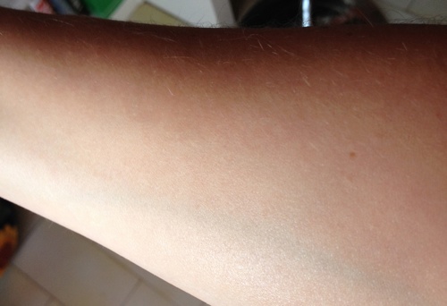 il mio braccio subito dopo aver applicato l'olio solare Nuxe